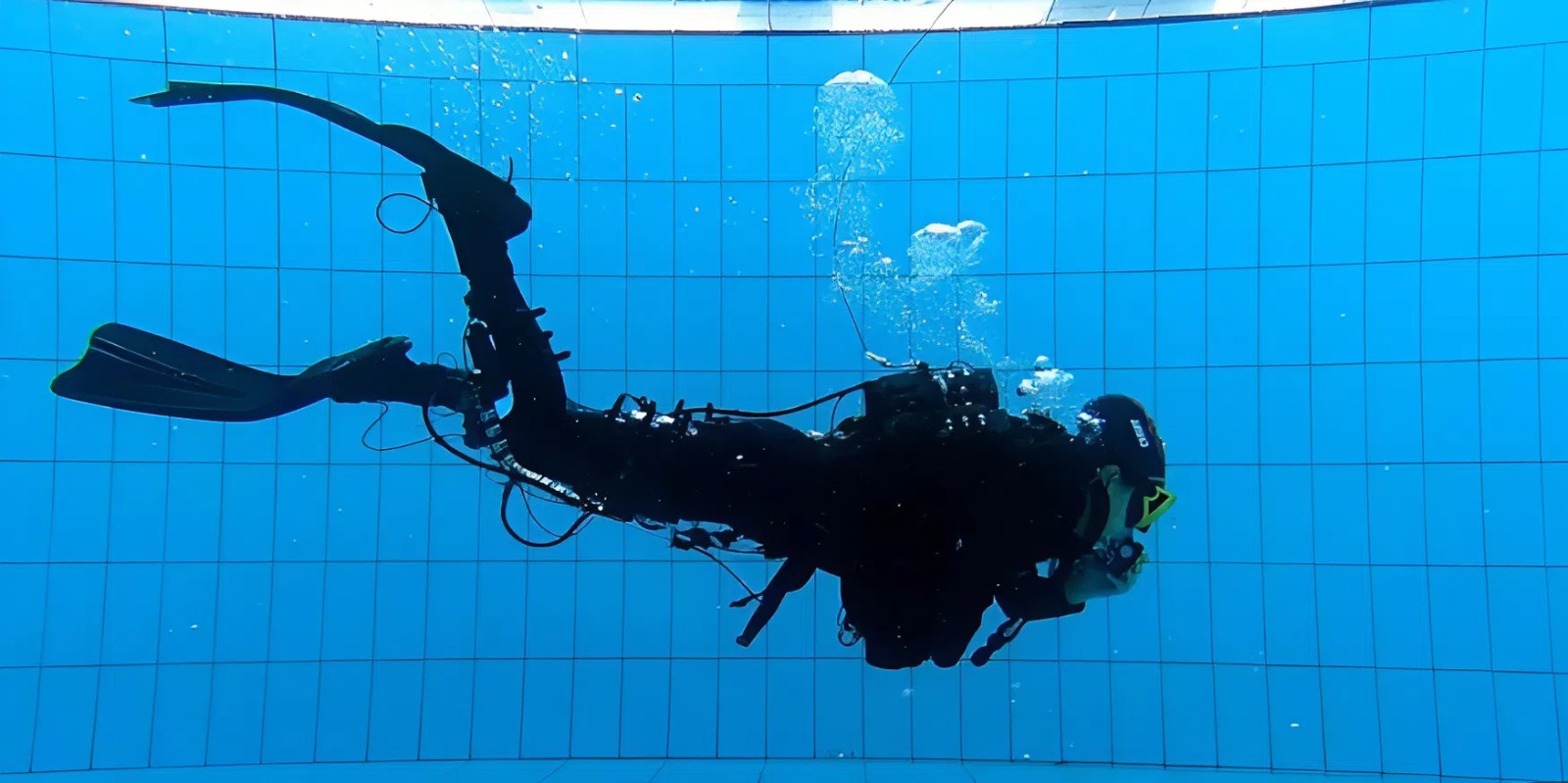 В Китае создали подводный экзоскелет, который экономит кислород и усиливает удары ногами