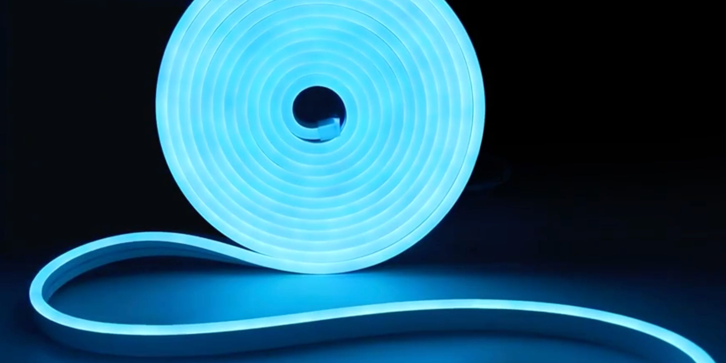 Эта светодиодная лента создаёт волшебную атмосферу и стоит меньше двух тысяч рублей