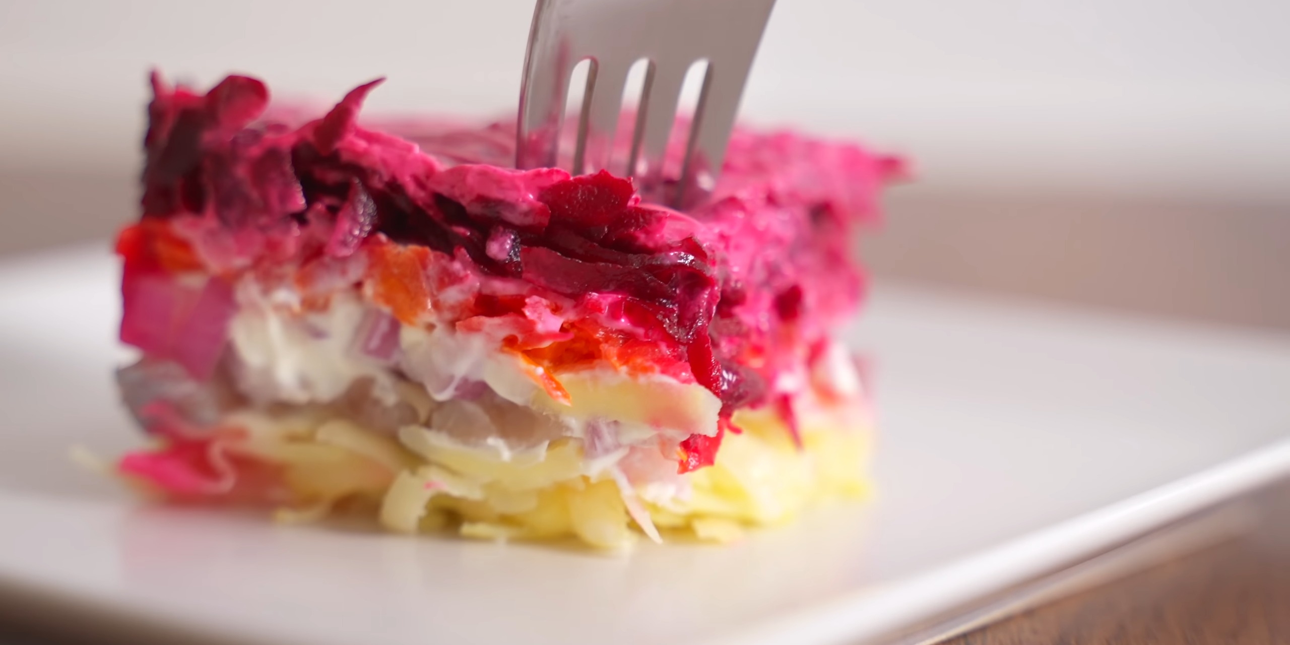 Селёдка под шубой и крабовый: названы самые популярные готовые салаты у россиян