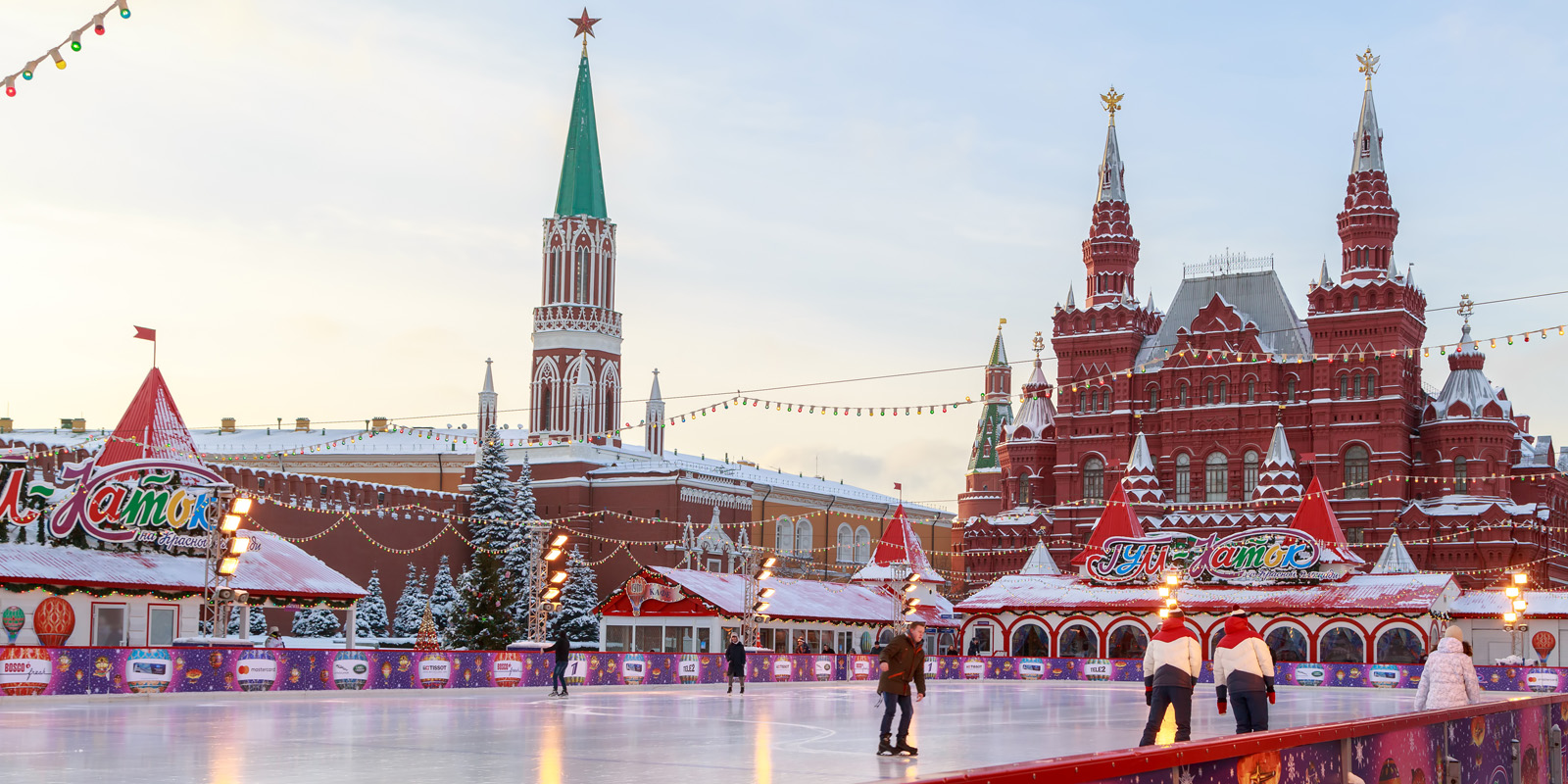 Где в России покататься на коньках: Красная площадь, Москва