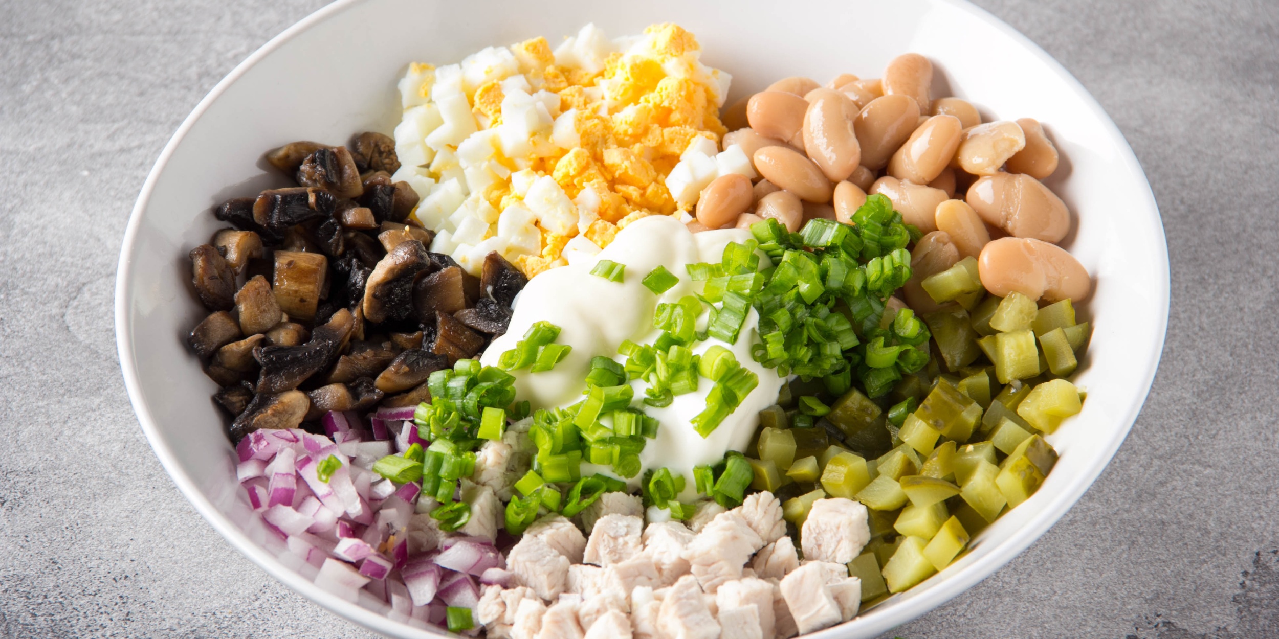 Сытный салат-боул с курицей, фасолью, яйцами и солёным огурчиком: рецепт