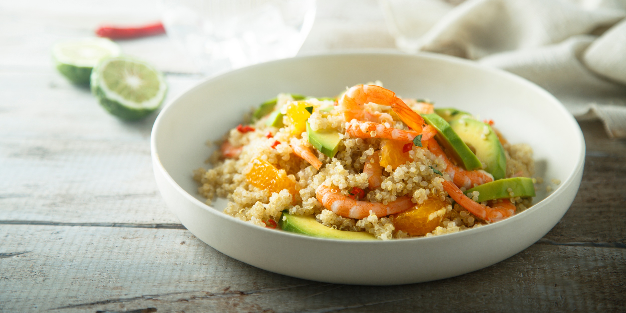Тёплый салат с киноа, креветками и апельсином: рецепт
