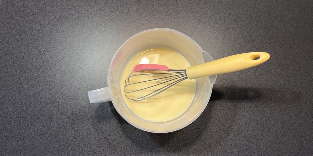 Булочки «Лакомка» с заварным кремом: Соедините молоко, яйцо, крахмал и ванилин