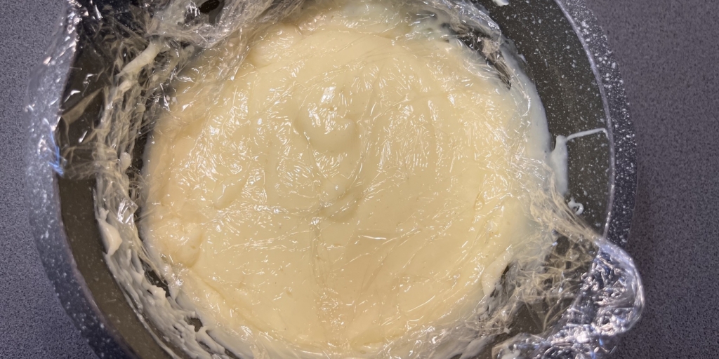 Булочки «Лакомка» с заварным кремом: Остудите крем под плёнкой