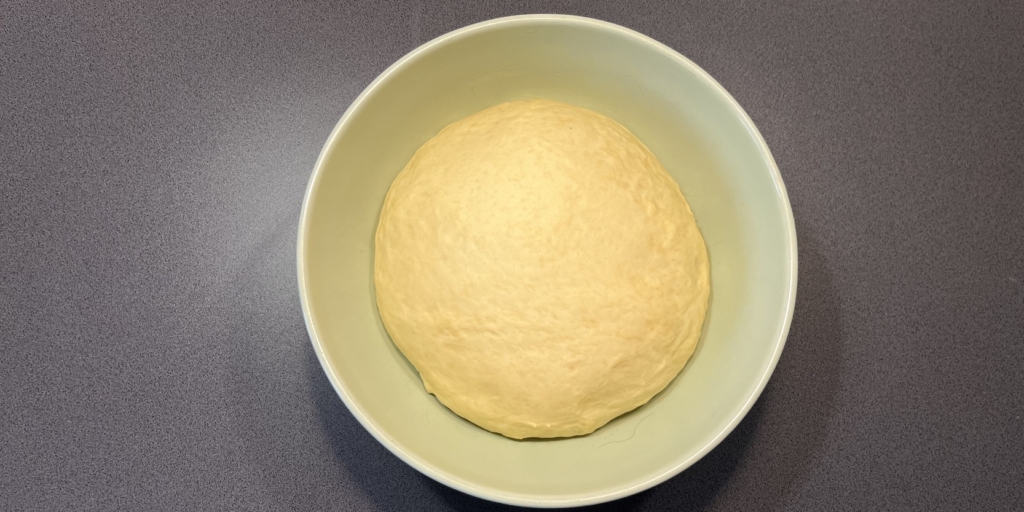 Булочки «Лакомка» с заварным кремом: Тесто должно увеличиться