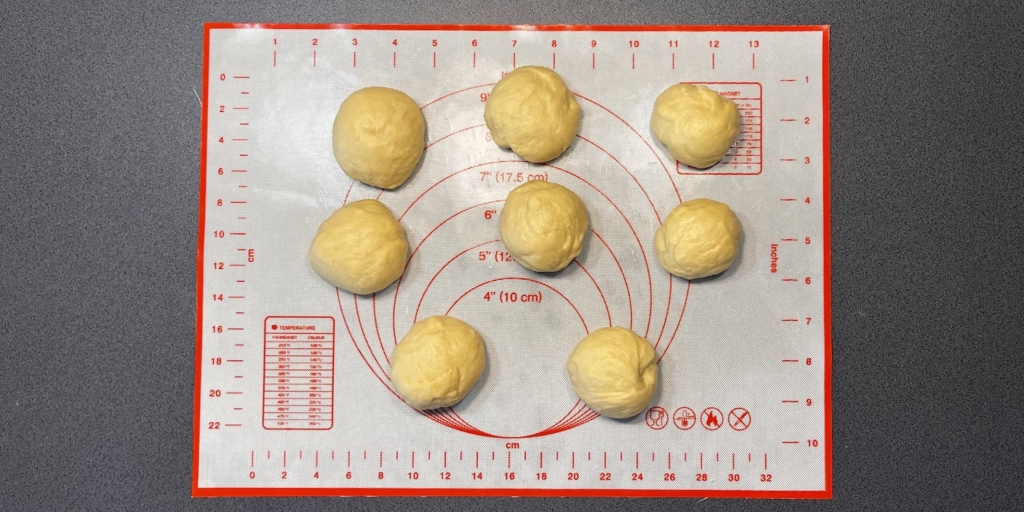 Булочки «Лакомка» с заварным кремом: Разделите тесто на части