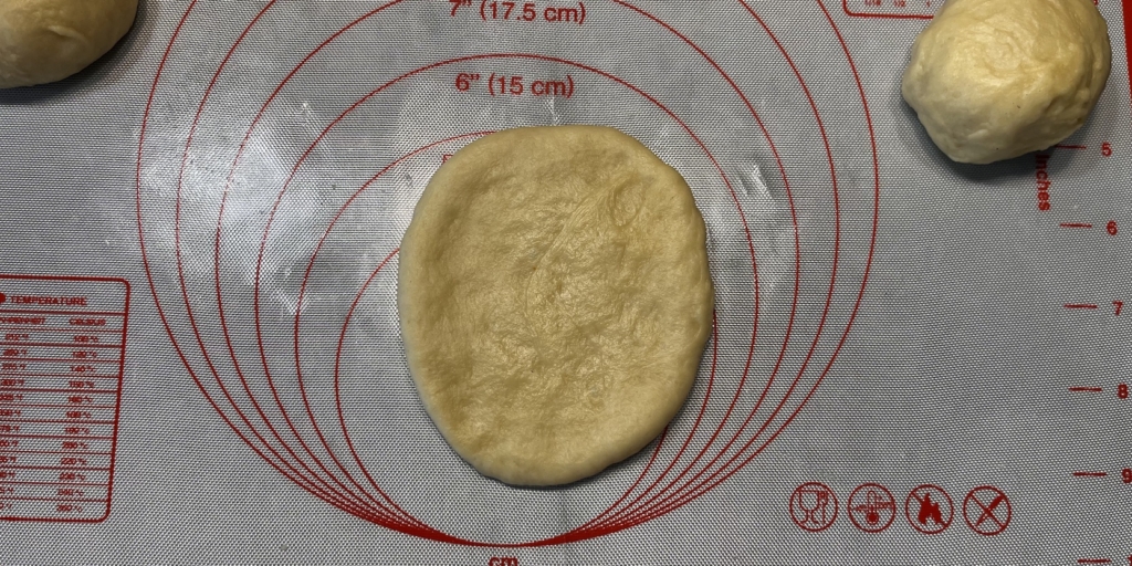 Булочки «Лакомка» с заварным кремом: Раскатайте каждый кусочек