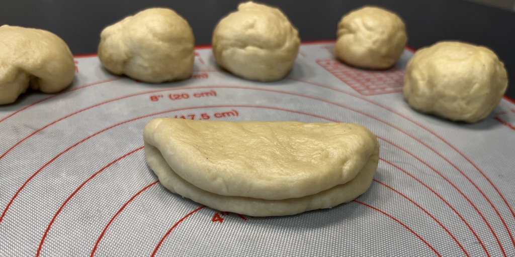 Булочки «Лакомка» с заварным кремом: Сложите пополам