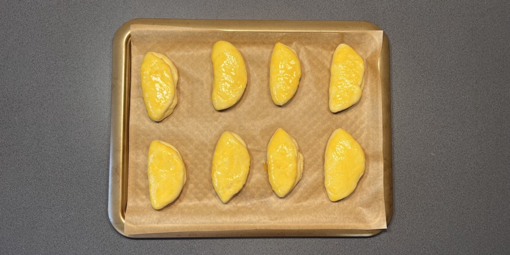 Булочки «Лакомка» с заварным кремом: Смажьте желтком