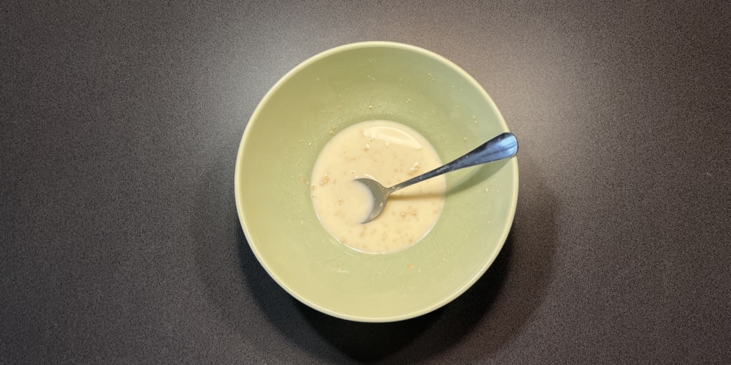 Булочки «Лакомка» с заварным кремом: Разведите дрожжи в молоке