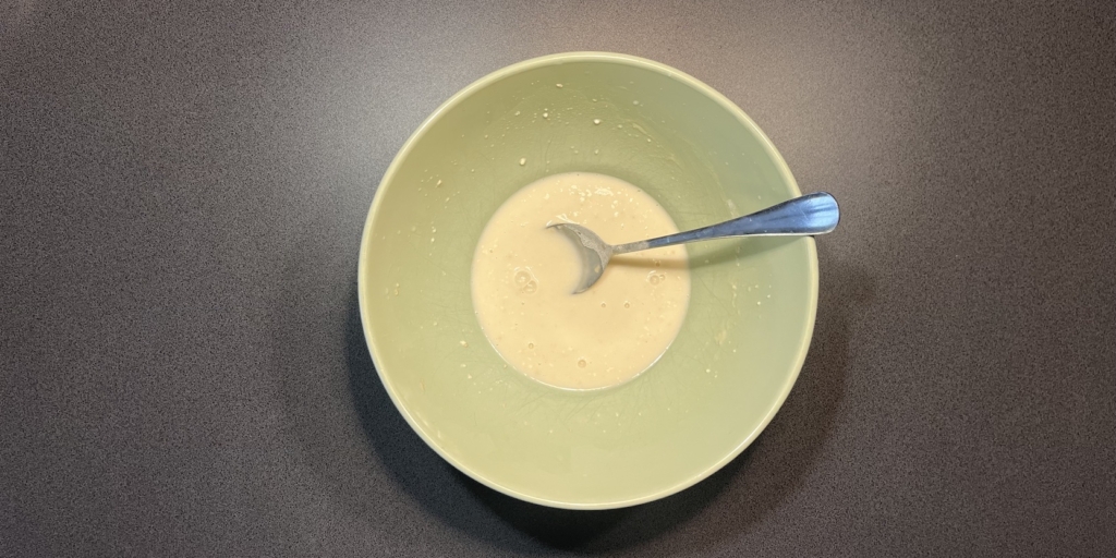 Булочки «Лакомка» с заварным кремом: Добавьте немного сахара и муки