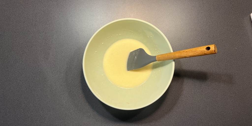 Булочки «Лакомка» с заварным кремом: Добавьте яйцо, масло, соль и сахар