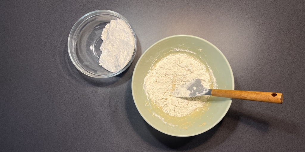 Булочки «Лакомка» с заварным кремом: Введите муку