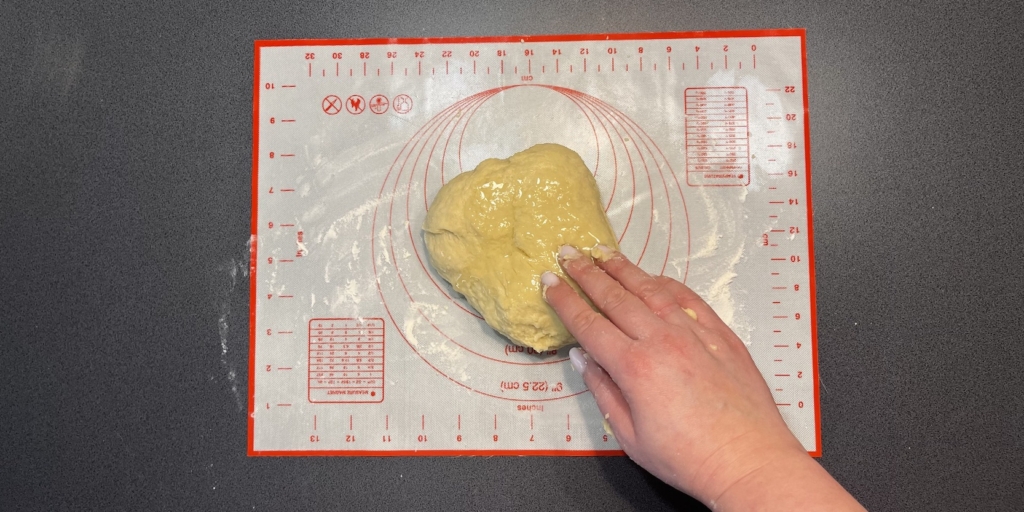 Булочки «Лакомка» с заварным кремом: Смажьте тесто маслом