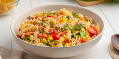 Тёплый салат с макаронами, тунцом и кукурузой — простое решение на обед или ужин