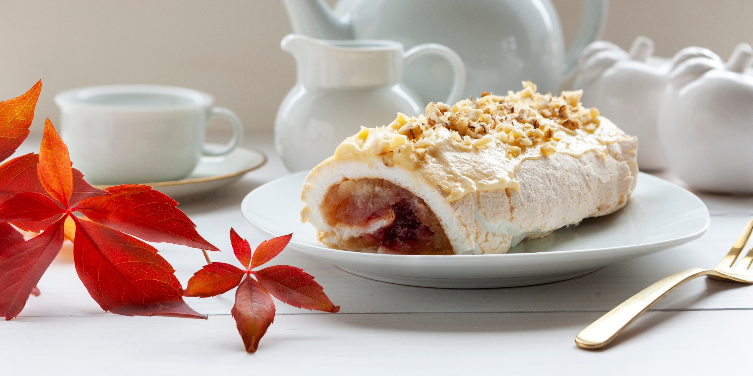 Меренговый рулет с начинкой из печёных яблок: рецепт