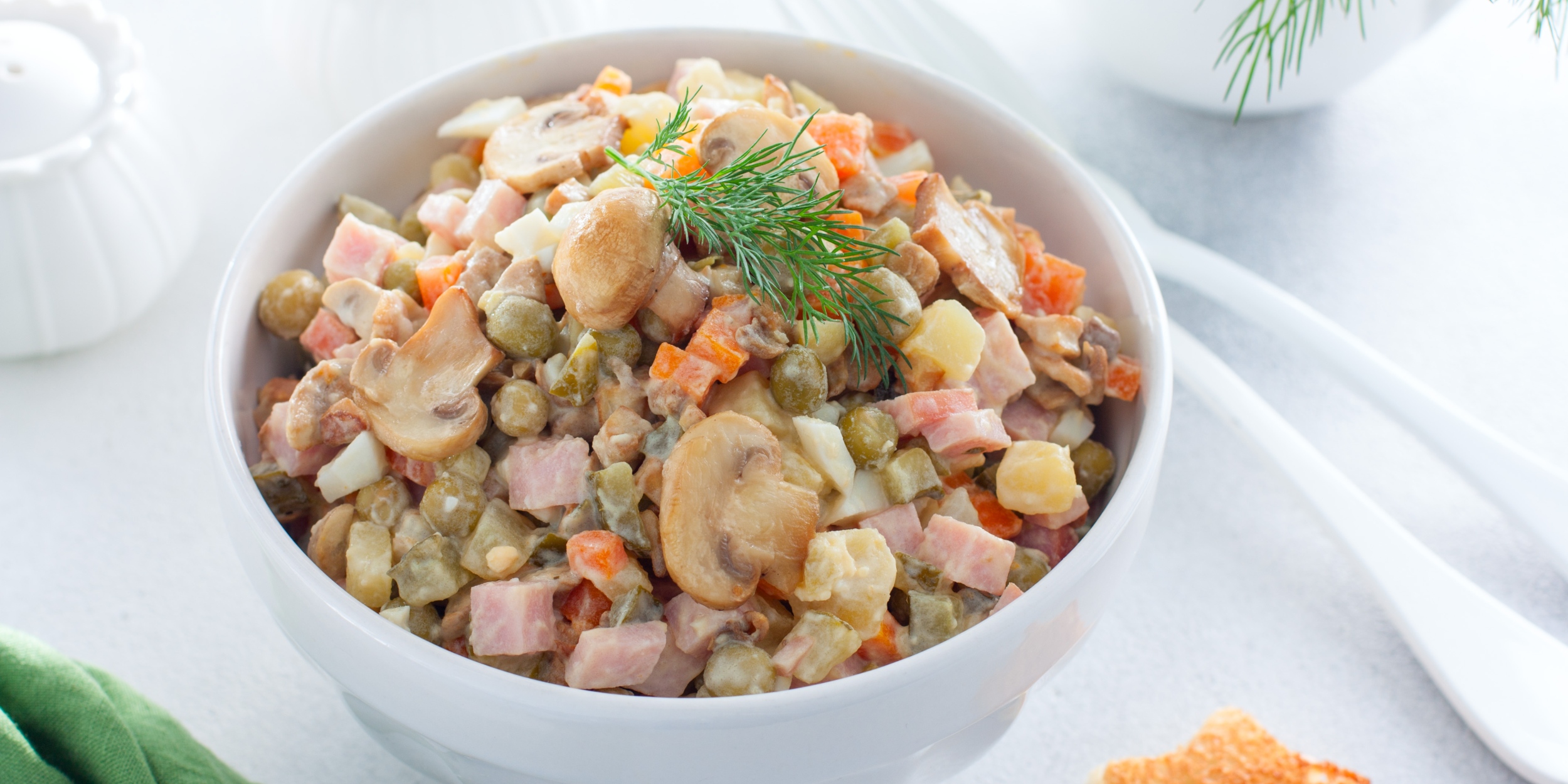 Оливье с колбасой и маринованными шампиньонами: рецепт