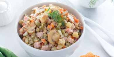 Оливье с колбасой и маринованными шампиньонами