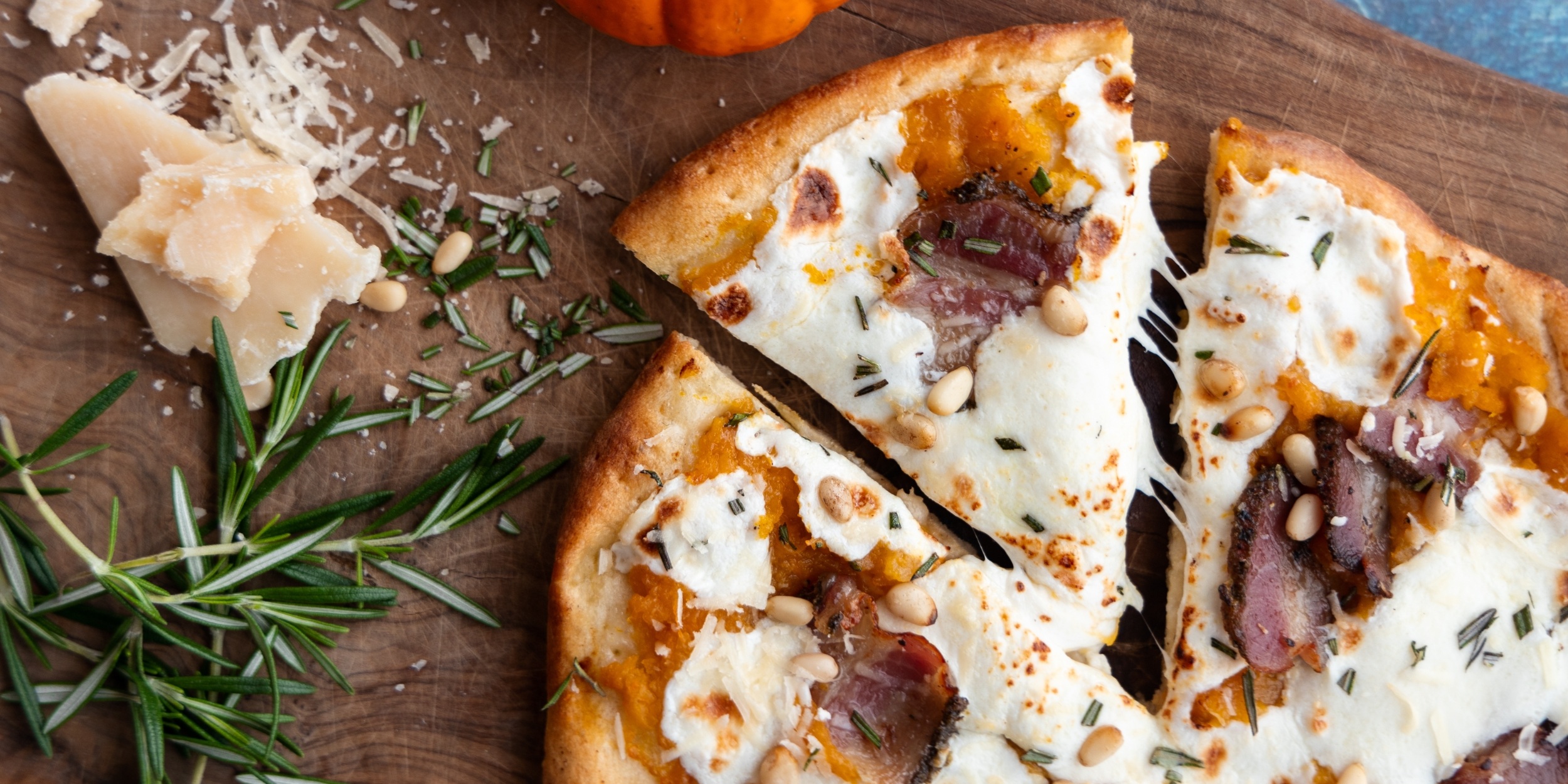 Быстрая пицца с беконом и тыквенным соусом: рецепт