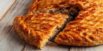 Сытный пирог из слоёного теста с говяжьим фаршем и тыквой