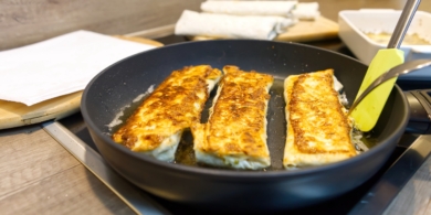 Быстрые пирожки из лаваша с творогом и вишней