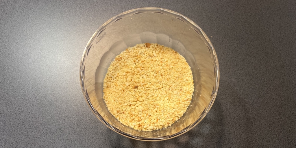 Булочки «Лакомка» с заварным кремом: Измельчите арахис