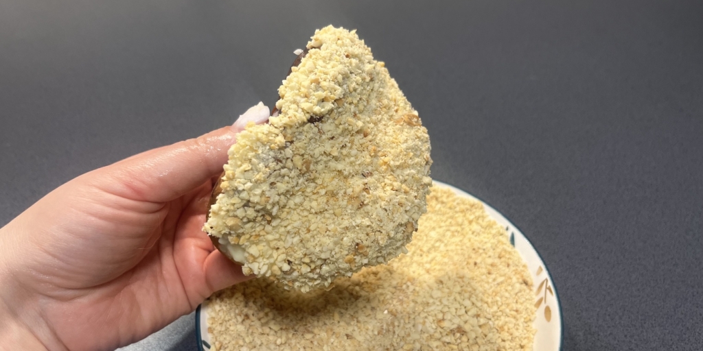 Булочки «Лакомка» с заварным кремом: Покройте арахисом