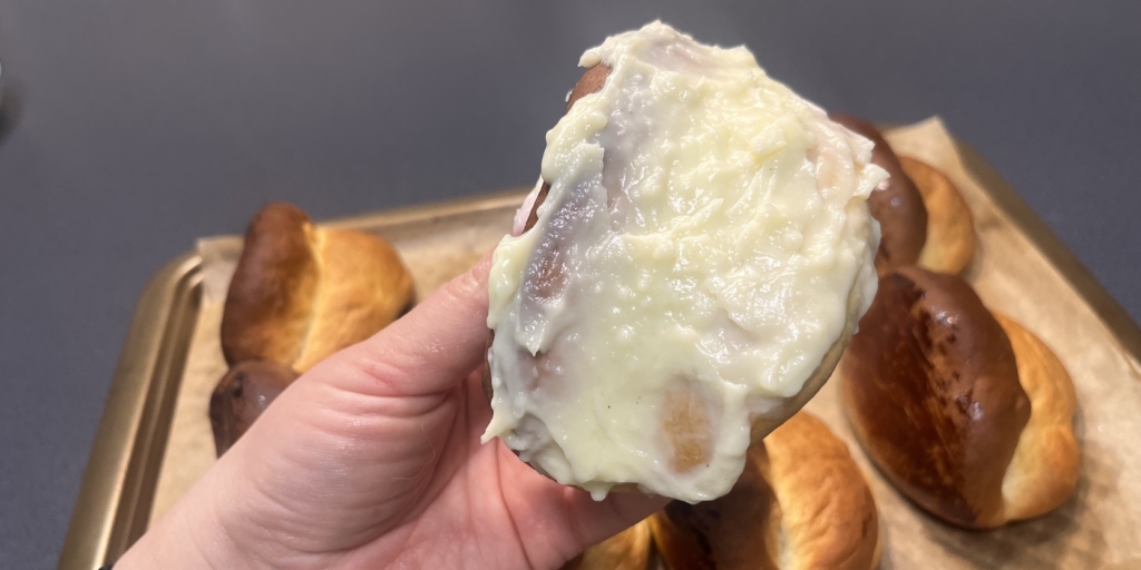 Булочки «Лакомка» с заварным кремом: Смажьте булочки кремом