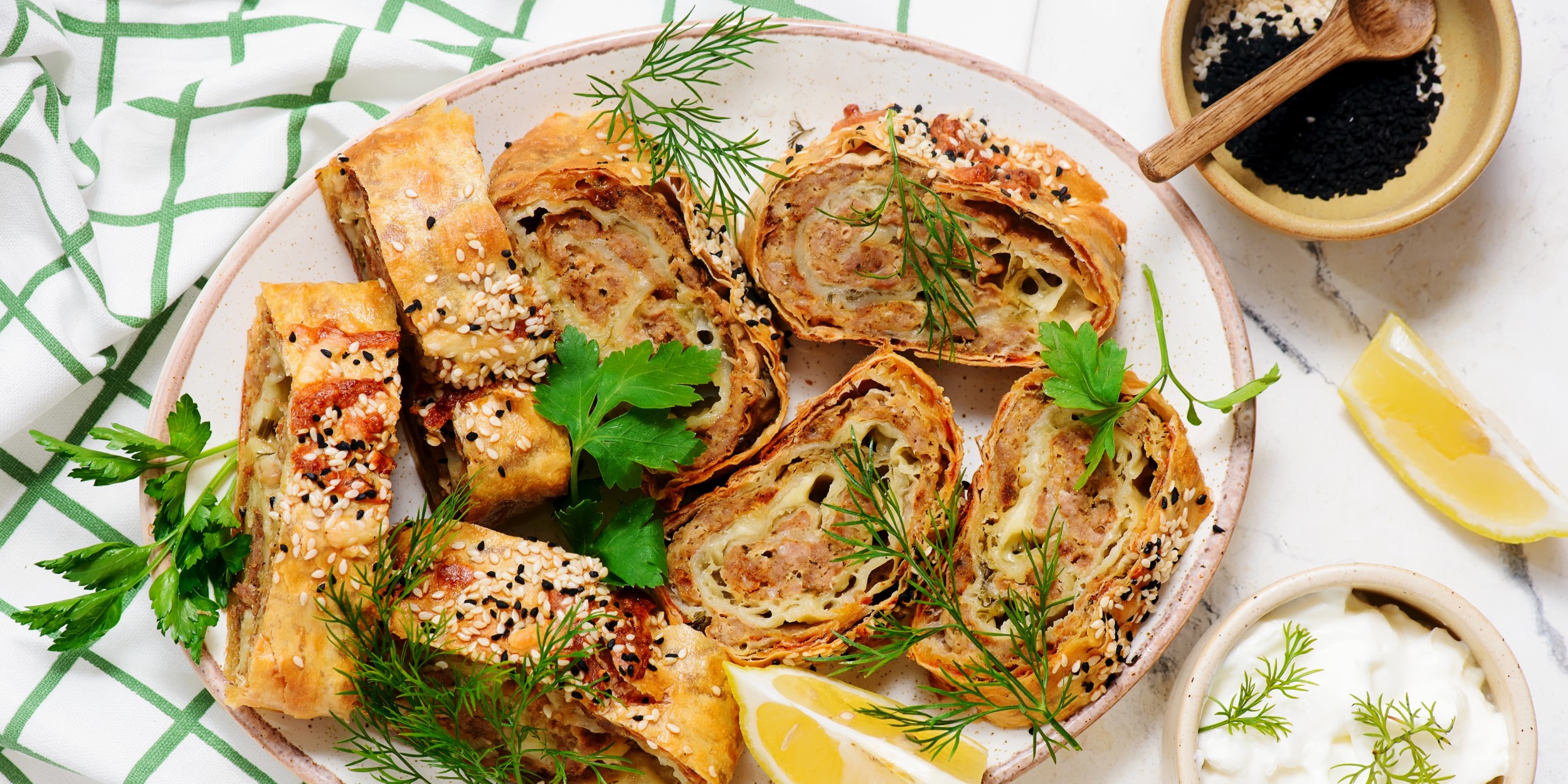 Горячие рулетики из лаваша с фаршем и сыром: рецепт