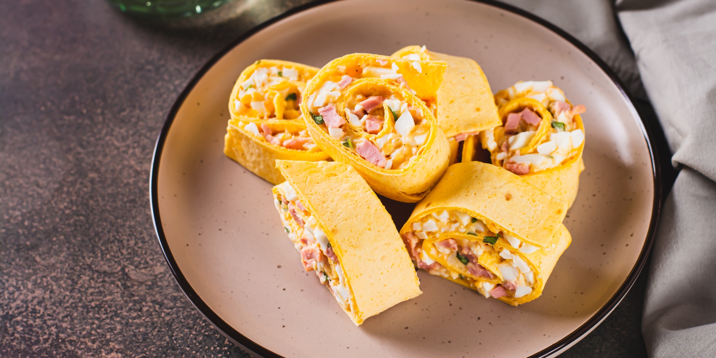 Рулет из лаваша с колбасой, яйцами и плавленым сыром: рецепт