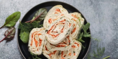 Рулетики из лаваша с курицей и морковью по-корейски