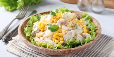 Простой салат с консервированными ананасами, грибами и кукурузой