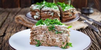 Простой торт из куриной печени с майонезом и чесноком