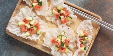 Эффектная закуска из рисовой бумаги с красной рыбой