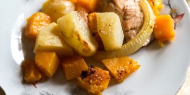 Курица, запечённая с тыквой и картошкой в духовке