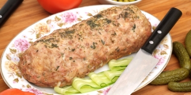 Вместо колбасы: простой куриный рулет с овощами в духовке