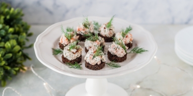 Праздничная закуска из хлеба, копчёного лосося и сыра