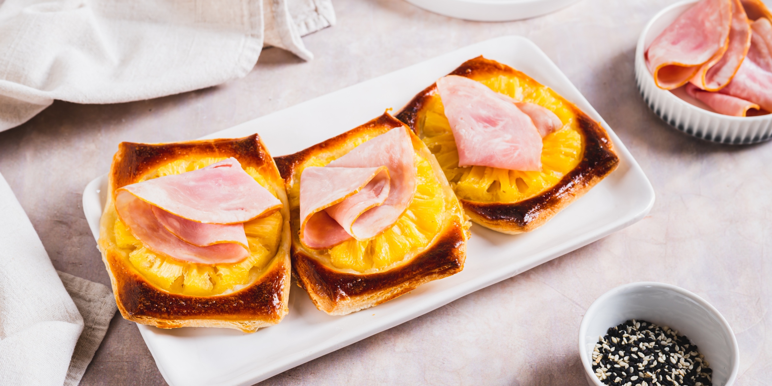 Аппетитные слойки с ананасом и ветчиной: рецепт