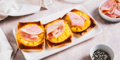 Аппетитные слойки с ананасом и ветчиной