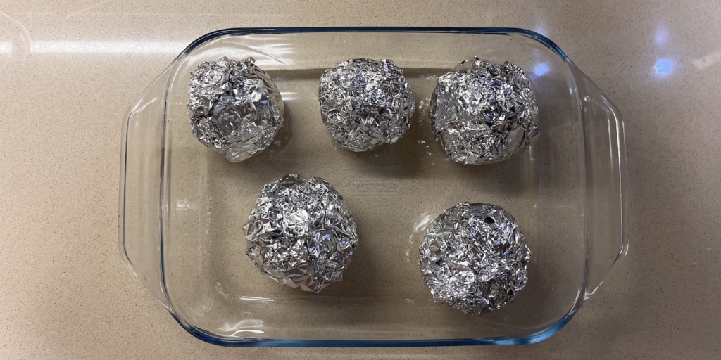 Положите корнеплоды в форму Как запечь свёклу в духовке в фольге целиком: положите корнеплоды в форму