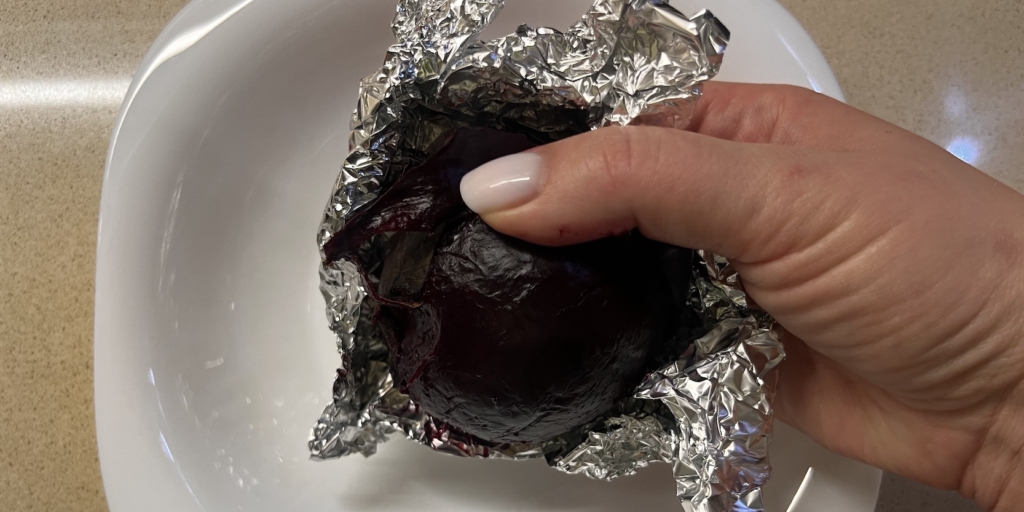 Очистите овощи Как запечь свёклу в духовке в фольге целиком: очистите овощи