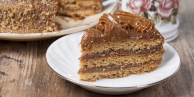 Ароматный торт с медовыми коржами и кремом из варёной сгущёнки