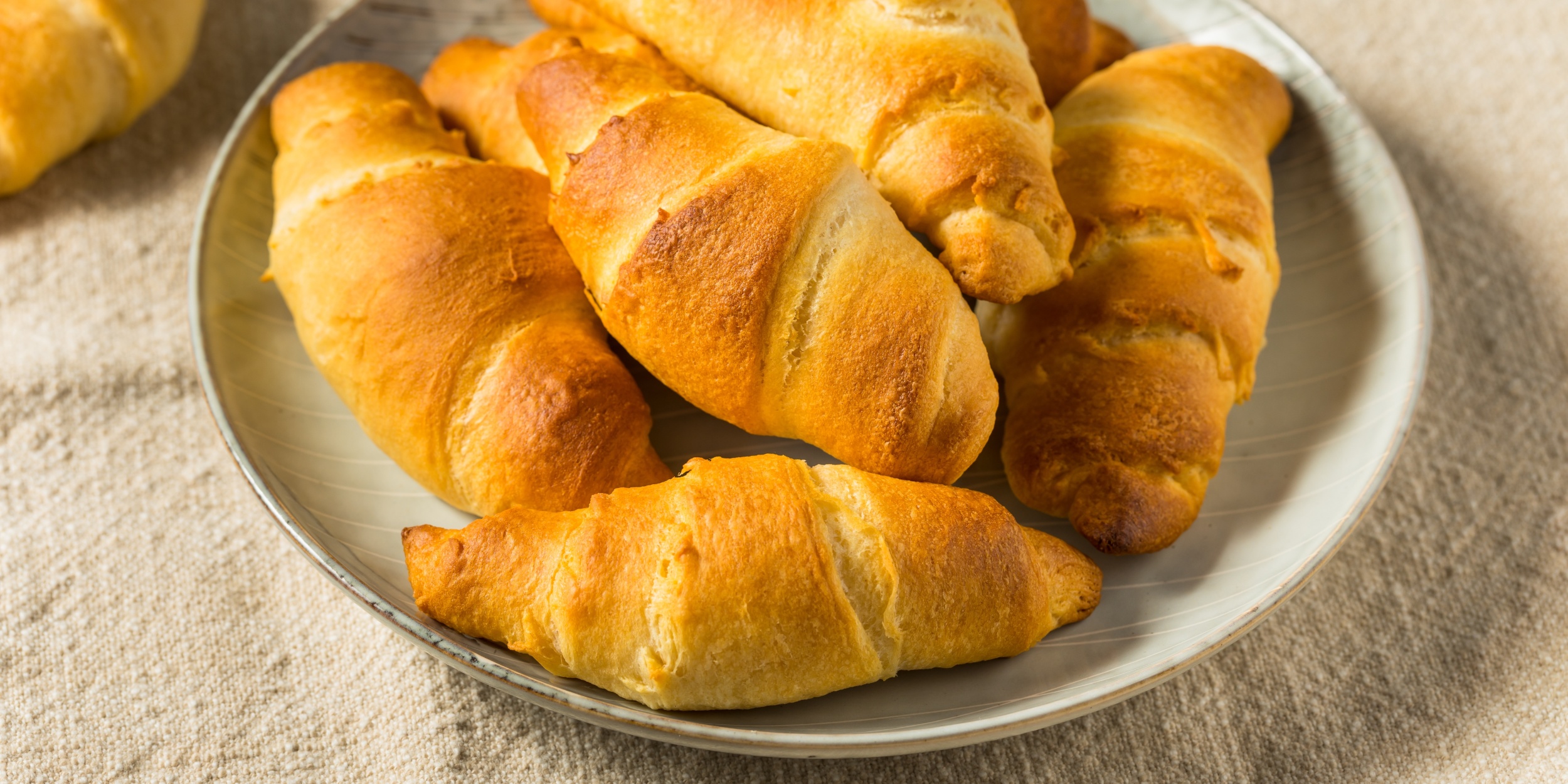 Сдобные тыквенные рогалики с творожно-шоколадной начинкой: рецепт