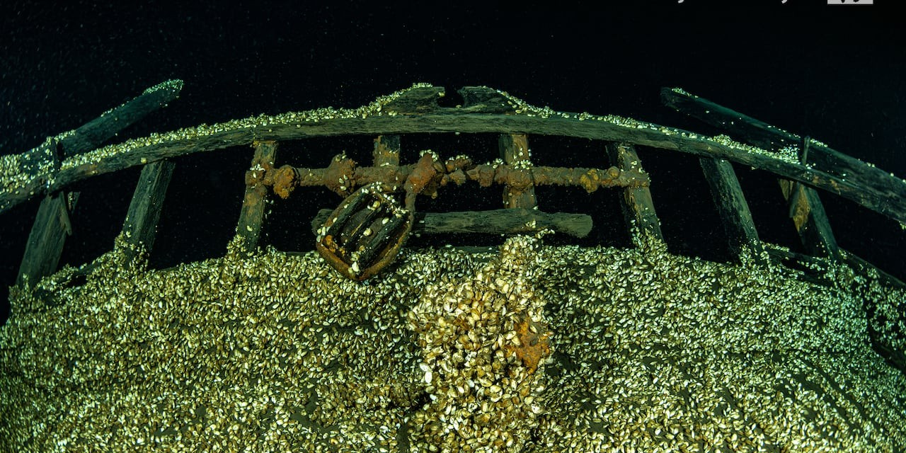 На дне озера Онтарио нашли древний деревянный корабль в идеальном состоянии