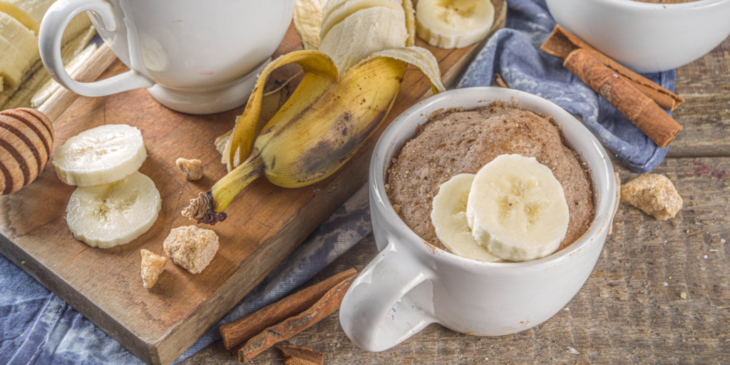 Выпечка с бананами: банановый кекс в кружке