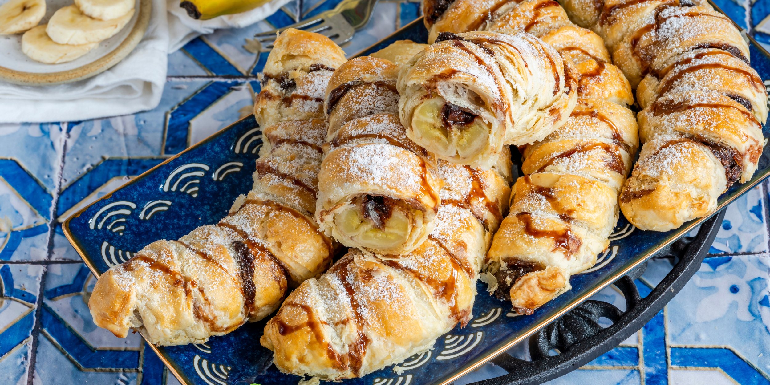 Рецепт бананов с шоколадом в слоёном тесте