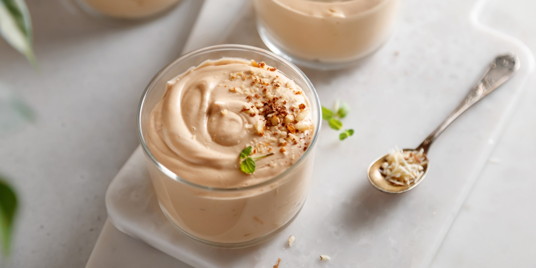 Быстрый десерт из банана, йогурта и какао