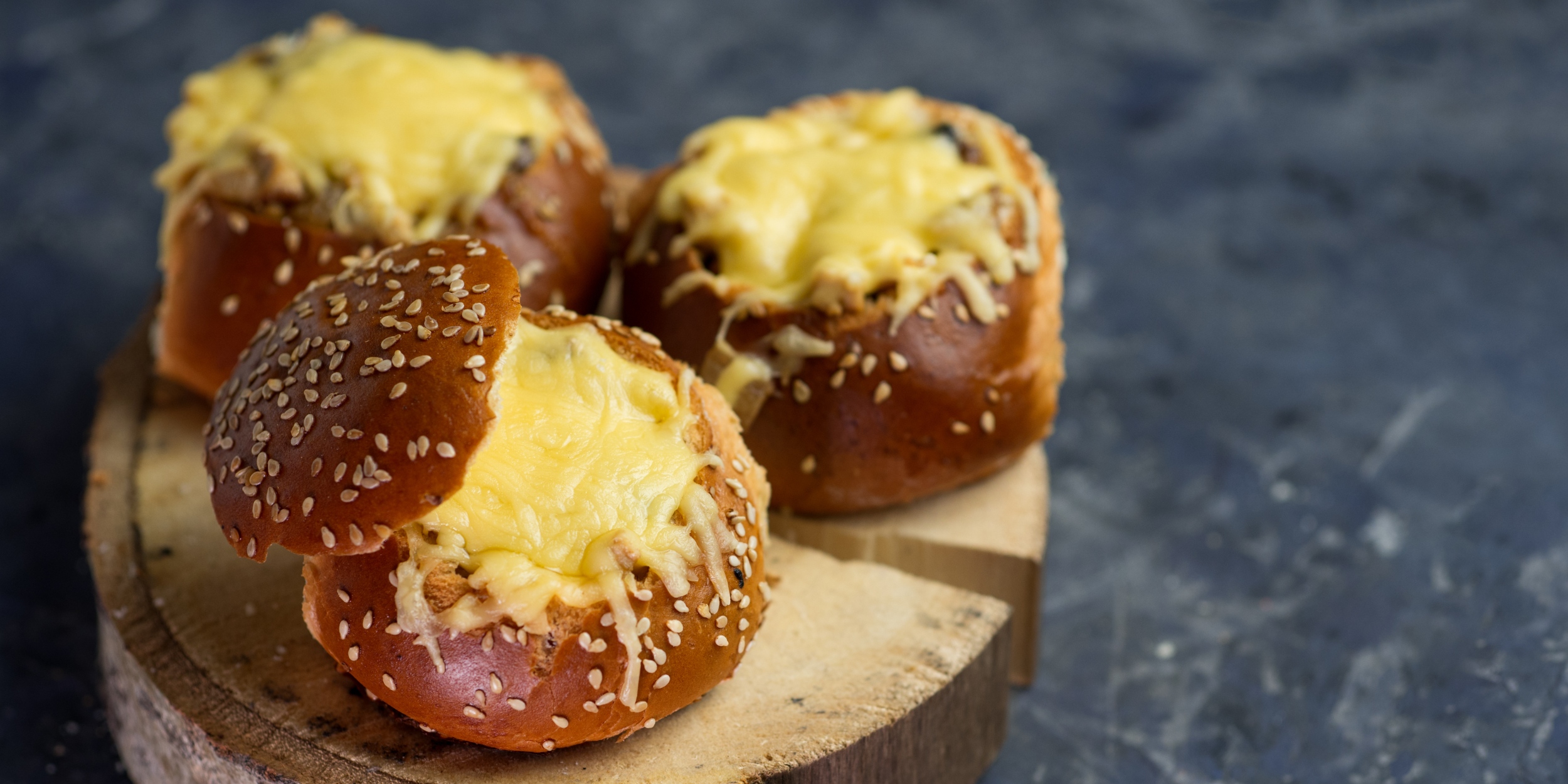 Сытный жюльен с индейкой и грибами в булочках: рецепт