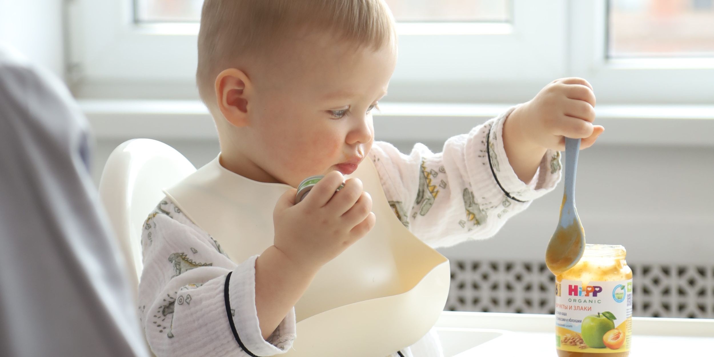 Первый прикорм: как постепенно расширять рацион малыша