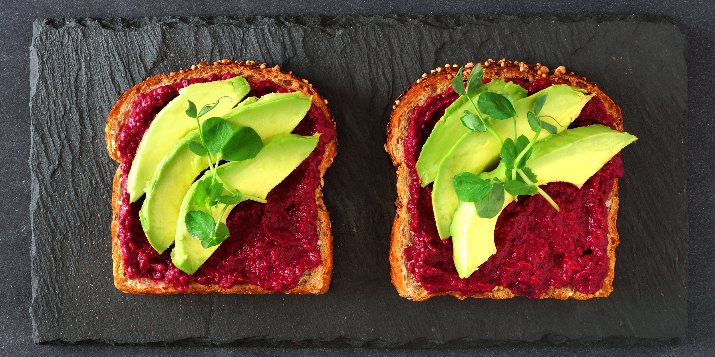 Свекольный паштет с чесноком на хлебе